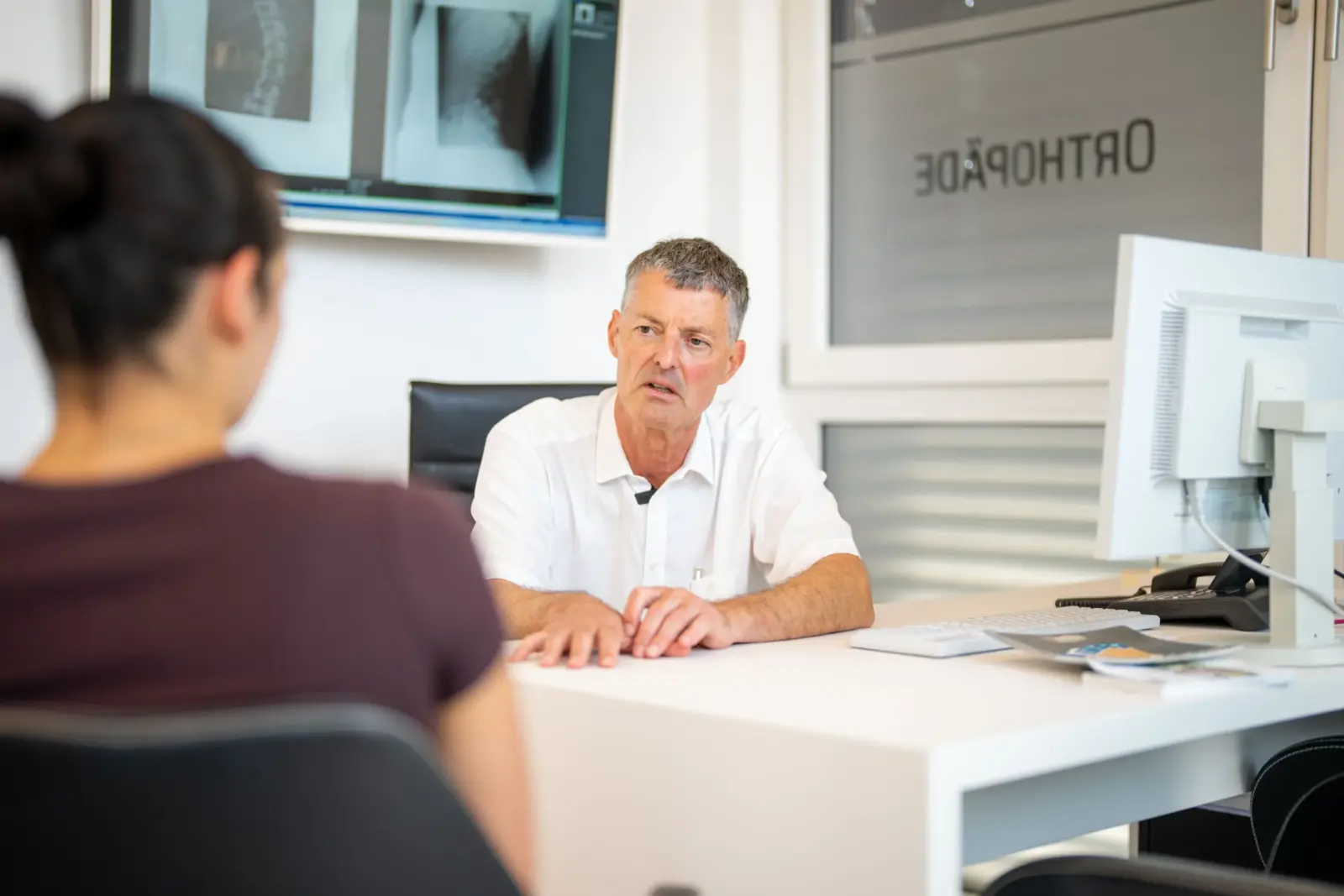 Dr. Knut Bär bespricht mit einer Patientin den Befund