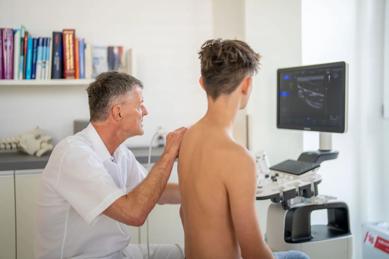 Dr. Knut Bär untersucht die Schulter mit Ultraschall